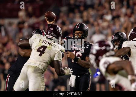 Columbia, South Carolina, Stati Uniti. 2 novembre 2024. Il quarterback dei South Carolina Gamecocks LaNorris Sellers (16) lancia contro i Texas A&M Aggies durante la seconda metà della partita di football della SEC al Williams-Brice Stadium di Columbia, SC. (Scott Kinser/Cal Sport Media). Crediti: csm/Alamy Live News Foto Stock