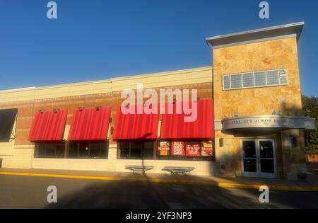 Alexandria, Virginia, Stati Uniti. 2 novembre 2024. Vista di un venerdì TGI ad Alexandria, Virginia, mentre la catena di ristoranti chiede protezione fallimentare il 2 novembre 2024. Crediti: Mpi34/Media Punch/Alamy Live News Foto Stock