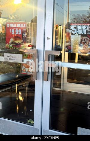 Alexandria, Virginia, Stati Uniti. 2 novembre 2024. Vista di un venerdì TGI ad Alexandria, Virginia, mentre la catena di ristoranti chiede protezione fallimentare il 2 novembre 2024. Crediti: Mpi34/Media Punch/Alamy Live News Foto Stock