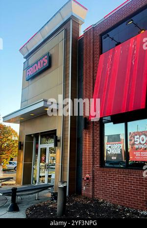 Alexandria, Virginia, Stati Uniti. 2 novembre 2024. Vista di un venerdì TGI ad Alexandria, Virginia, mentre la catena di ristoranti chiede protezione fallimentare il 2 novembre 2024. Crediti: Mpi34/Media Punch/Alamy Live News Foto Stock