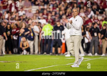 Columbia, South Carolina, Stati Uniti. 2 novembre 2024. Il capo-allenatore dei South Carolina Gamecocks Shane Beamer prima di affrontare Texas A&M Aggies nella partita di football della SEC al Williams-Brice Stadium di Columbia, SC. (Scott Kinser/Cal Sport Media). Crediti: csm/Alamy Live News Foto Stock