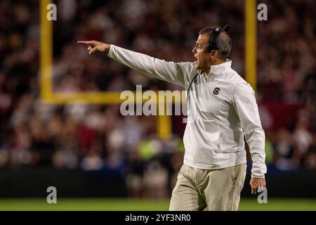 Columbia, South Carolina, Stati Uniti. 2 novembre 2024. Il capo-allenatore dei South Carolina Gamecocks Shane Beamer reagisce durante il primo tempo contro i Texas A&M Aggies nel match di football della SEC al Williams-Brice Stadium di Columbia, SC. (Scott Kinser/Cal Sport Media). Crediti: csm/Alamy Live News Foto Stock