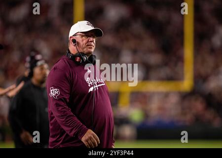 Columbia, South Carolina, Stati Uniti. 2 novembre 2024. Il capo-allenatore della Texas A&M Aggies Mike Elko durante il primo tempo contro i South Carolina Gamecocks nella partita di football della SEC al Williams-Brice Stadium di Columbia, SC. (Scott Kinser/Cal Sport Media). Crediti: csm/Alamy Live News Foto Stock