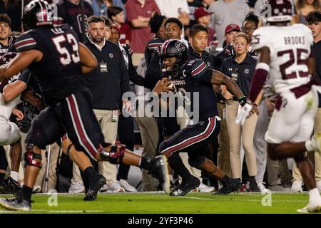 Columbia, South Carolina, Stati Uniti. 2 novembre 2024. Il quarterback dei South Carolina Gamecocks LaNorris Sellers (16) corre contro i Texas A&M Aggies durante il primo tempo della partita di football della SEC al Williams-Brice Stadium di Columbia, SC. (Scott Kinser/Cal Sport Media). Crediti: csm/Alamy Live News Foto Stock