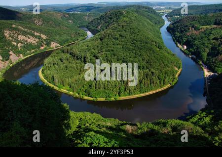 Curva a ferro di cavallo sul fiume Saar in una giornata di primavera soleggiata in Germania. Foto Stock