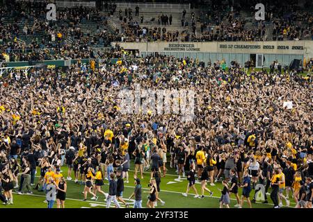 Waco, Texas, Stati Uniti. 2 novembre 2024. Gli studenti e i tifosi del Baylor sfrecciano in campo dopo che i Bears batterono la TCU, 37-34, in un Field goal il 2 novembre 2024 a Waco, Texas. (Credit Image: © Scott Coleman/ZUMA Press Wire) SOLO PER USO EDITORIALE! Non per USO commerciale! Crediti: ZUMA Press, Inc./Alamy Live News Foto Stock