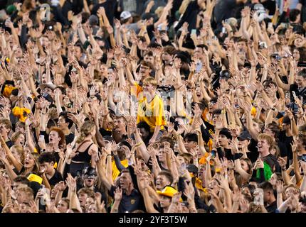 Waco, Texas, Stati Uniti. 2 novembre 2024. Gli studenti e i tifosi del Baylor sfrecciano in campo dopo che i Bears batterono la TCU, 37-34, in un Field goal il 2 novembre 2024 a Waco, Texas. (Credit Image: © Scott Coleman/ZUMA Press Wire) SOLO PER USO EDITORIALE! Non per USO commerciale! Crediti: ZUMA Press, Inc./Alamy Live News Foto Stock