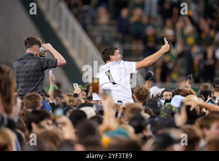 Waco, Texas, Stati Uniti. 2 novembre 2024. Gli studenti e i tifosi del Baylor sfrecciano in campo dopo che i Bears batterono la TCU, 37-34, in un Field goal il 2 novembre 2024 a Waco, Texas. (Credit Image: © Scott Coleman/ZUMA Press Wire) SOLO PER USO EDITORIALE! Non per USO commerciale! Crediti: ZUMA Press, Inc./Alamy Live News Foto Stock