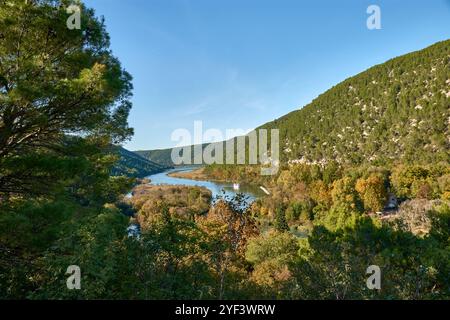 Una barca turistica che naviga attraverso lo splendido Parco Nazionale di Krka in Croazia, viaggiando dalla città di Skradin alle famose cascate di Skradinski Buk Foto Stock