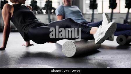 Rullo in schiuma per plancia per nodo muscolare in palestra Foto Stock