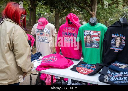 ATLANTA, GEORGIA - 2 NOVEMBRE: I venditori vendono merci elettorali ad un vicepresidente degli Stati Uniti Kamala Harris, la manifestazione del candidato del Partito Democratico 2024 presso l'Atlanta Civic Center, ad Atlanta, Georgia, sabato 2 novembre 2024. ( Crediti: Phil Mistry/Alamy Live News Foto Stock