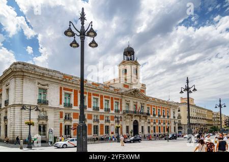 Madrid, Spagna - 18 agosto 2014: Vista panoramica della Casa reale dell'Ufficio postale (Real Casa de Correos) in Piazza Puerta del Sol. Foto Stock