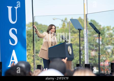 Atlanta, Stati Uniti. 2 novembre 2024. Il Vicepresidente degli Stati Uniti Kamala Harris, candidata per il Partito Democratico 2024 alla presidenza degli Stati Uniti, tiene una manifestazione presso l'Atlanta Civic Center, ad Atlanta, Georgia, USA sabato 2 novembre, 2024. Harris spera di dare energia ai suoi sostenitori nello stato cruciale del campo di battaglia della Georgia tre giorni prima del giorno delle elezioni. Foto di Andy Rice/CNP/ABACAPRESS. COM credito: Abaca Press/Alamy Live News Foto Stock