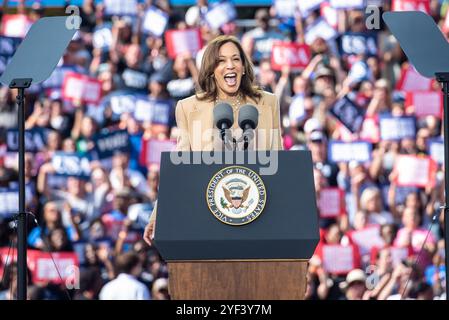 Atlanta, Stati Uniti. 2 novembre 2024. Il Vicepresidente degli Stati Uniti Kamala Harris, candidata per il Partito Democratico 2024 alla presidenza degli Stati Uniti, tiene una manifestazione presso l'Atlanta Civic Center, ad Atlanta, Georgia, USA sabato 2 novembre, 2024. Harris spera di dare energia ai suoi sostenitori nello stato cruciale del campo di battaglia della Georgia tre giorni prima del giorno delle elezioni. Foto di Andy Rice/CNP/ABACAPRESS. COM credito: Abaca Press/Alamy Live News Foto Stock