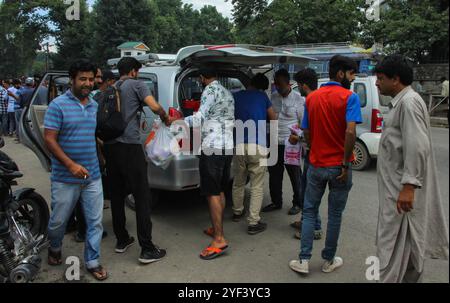 Srinagar, Kashmir. 3 agosto 2019. Turisti e pellegrini attendono il trasporto mentre si preparano a lasciare Srinagar, nel Kashmir amministrato dall'India. Un ordine governativo indiano amministrato il Kashmir venerdì ha chiesto ai turisti e ai pellegrini indù che visitano un santuario della grotta himalayana in Kashmir di interrompere il loro viaggio e di andarsene a causa di problemi di sicurezza. Le tensioni sono aumentate nel Kashmir amministrato dall'India in seguito all'annuncio dello schieramento di 10.000 truppe aggiuntive nella regione Foto Stock