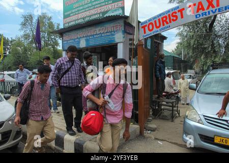 Srinagar, Kashmir. 3 agosto 2019. Turisti e pellegrini attendono il trasporto mentre si preparano a lasciare Srinagar, nel Kashmir amministrato dall'India. Un ordine governativo indiano amministrato il Kashmir venerdì ha chiesto ai turisti e ai pellegrini indù che visitano un santuario della grotta himalayana in Kashmir di interrompere il loro viaggio e di andarsene a causa di problemi di sicurezza. Le tensioni sono aumentate nel Kashmir amministrato dall'India in seguito all'annuncio dello schieramento di 10.000 truppe aggiuntive nella regione Foto Stock