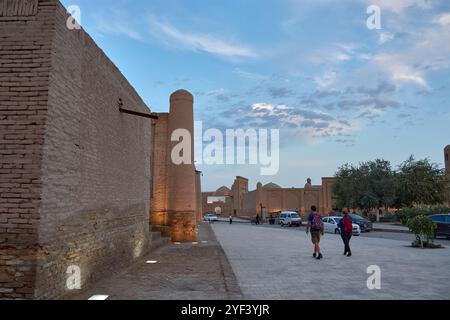 Khiva, Uzbekistan; 21 settembre 2024: Le antiche strade e i monumenti all'interno delle mura di Itchan Kala, la storica fortezza di Khiva, Uzbekistan. Foto Stock