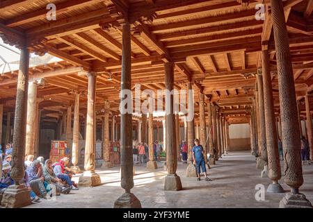 Khiva, Uzbekistan; 21 settembre 2024: L'interno sereno e storico della Moschea di Juma, situato nella città vecchia di Khiva, Uzbekistan. Foto Stock