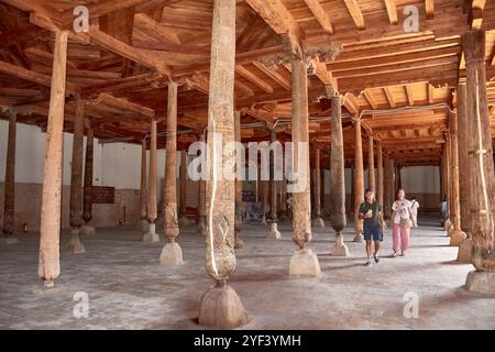 Khiva, Uzbekistan; 21 settembre 2024: L'interno sereno e storico della Moschea di Juma, situato nella città vecchia di Khiva, Uzbekistan. Foto Stock