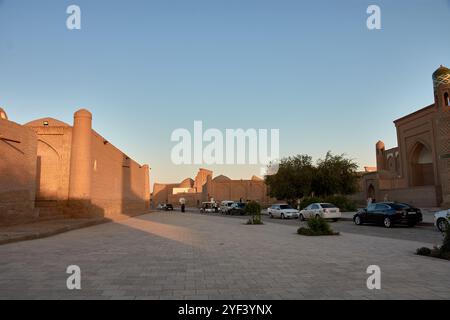 Khiva, Uzbekistan; 21 settembre 2024: Le antiche strade e i monumenti all'interno delle mura di Itchan Kala, la storica fortezza di Khiva, Uzbekistan. Foto Stock