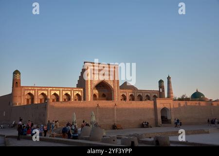 Khiva, Uzbekistan; 21 settembre 2024: La storica piazza centrale di Khiva, Uzbekistan, un punto focale dell'antica architettura e della cultura della città Foto Stock