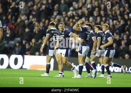 Edimburgo, Scozia, Regno Unito, 2 novembre 2024 - il capitano di rugby scozzese Stone Tuipulotu sorride e festeggia con Duhan van der Merwe dopo che van de Merve ha segnato la sua meta per la Scozia nella partita contro le Figi a Murrayfield, Edimburgo.- crediti: Thomas Gorman/Alamy News Live Foto Stock