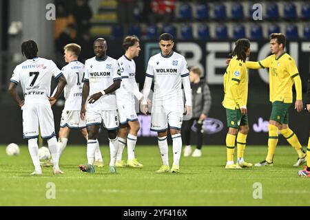 Sittard, Paesi Bassi. 2 novembre 2024. SITTARD, 02-11-2024, fortuna Sittard Stadium, Dutch Eredivisie, stagione calcistica 2024/2025. Fortuna Sittard - SC Heerenveen. Fine della partita; giocatori Heerenveen delusi credito: Pro Shots/Alamy Live News Foto Stock