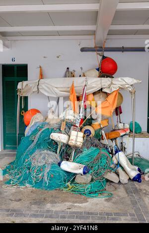 Reti da pesca e carri galleggianti per la pesca commerciale disposti a riva Foto Stock