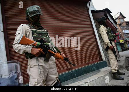 Srinagar, Kashmir. 13 luglio 2019. Le forze indiane rimangono vigili durante il coprifuoco del Kashmir Martyrs Day a Srinagar, nel Kashmir amministrato dall'India. Il 13 luglio si celebra il giorno dei Martiri per rendere omaggio ai 22 civili uccisi dall'esercito Dogra fuori dalla prigione centrale di Srinagar nel 1931. Sono state poste restrizioni in tutta la valle per contrastare qualsiasi protesta e per impedire al campo Pro-Freedom di visitare il cimitero Foto Stock