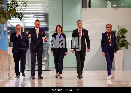 Cancelliere dello scacchiere Rachel Reevesand Segretario alla Scienza, innovazione e tecnologia Peter Kyle, Walk con il Direttore regionale di Prologis UK Paul Weston, Direttore del Medical Research Council (MRC) Laboratory of Molecular Biology (LMB) Jan Loewe e Direttore della strategia e dei principali progetti presso gli ospedali dell'Università di Cambridge Claire Stoneham durante una visita a Laboratory for Molecular Biology presso il Cambridge Biomedical Campus per annunciare un 500 investimento privato di Cambridge Biomedical. Data foto: Venerdì 1 novembre 2024. Foto Stock