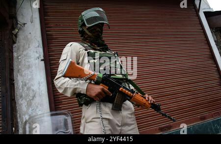 Srinagar, Kashmir. 13 luglio 2019. Le forze indiane rimangono vigili durante il coprifuoco del Kashmir Martyrs Day a Srinagar, nel Kashmir amministrato dall'India. Il 13 luglio si celebra il giorno dei Martiri per rendere omaggio ai 22 civili uccisi dall'esercito Dogra fuori dalla prigione centrale di Srinagar nel 1931. Sono state poste restrizioni in tutta la valle per contrastare qualsiasi protesta e per impedire al campo Pro-Freedom di visitare il cimitero Foto Stock