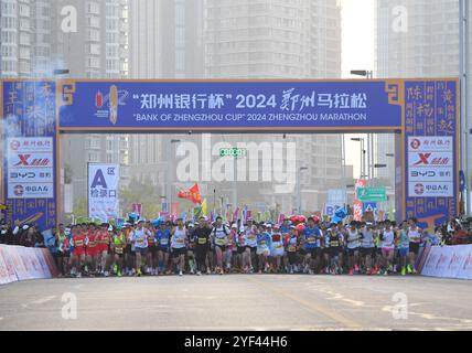 Zhengzhou, la provincia cinese di Henan. 3 novembre 2024. I partecipanti iniziano durante la maratona di Zhengzhou del 2024 a Zhengzhou, nella provincia di Henan, nella Cina centrale, il 3 novembre 2024. Crediti: Hao Yuan/Xinhua/Alamy Live News Foto Stock