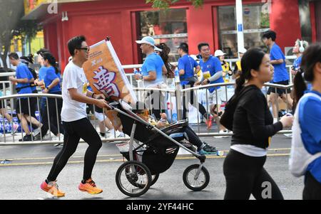 Zhengzhou, la provincia cinese di Henan. 3 novembre 2024. I partecipanti corrono sulla Renmin Road durante la maratona di Zhengzhou del 2024 a Zhengzhou, nella provincia di Henan, nella Cina centrale, il 3 novembre 2024. Crediti: Zhao Peng/Xinhua/Alamy Live News Foto Stock