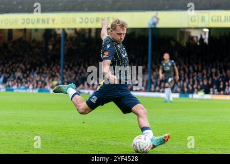 Gus Scott-Morriss nel ruolo del Southend Utd gioca con il Charlton Athletic nel primo turno di fa Cup al Roots Hall, Southend on Sea, Essex, Regno Unito Foto Stock