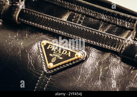 Bologna, Italia - 6 ottobre 2024: Borsa Prada in una vetrina boutique Foto Stock