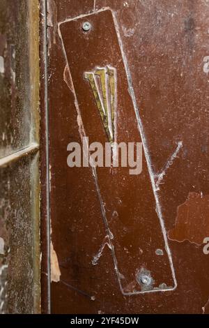 Una mezuzah apposta sulla porta di una casa a Gerusalemme, Israele. Una mezuzah è un rotolo contenente versi scritturali che ricordano agli ebrei il loro obbligo Foto Stock