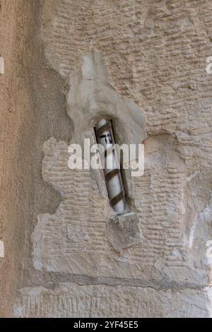 Una mezuzah affissa su un muro di pietra all'ingresso di una casa a Gerusalemme, Israele. Una mezuzah è un rotolo contenente versi scritturali che ricordano gli ebrei Foto Stock