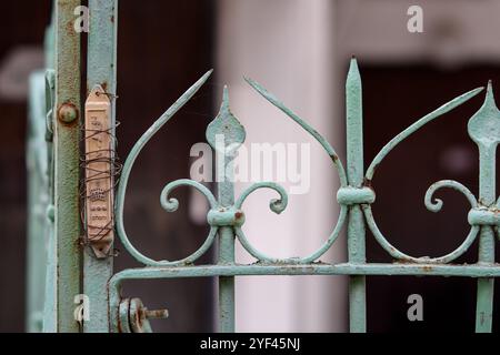 Una mezuzah affissa al cancello metallico di una casa a Gerusalemme, Israele. Una mezuzah è un rotolo contenente versi scritturali che ricordano agli ebrei il loro obli Foto Stock