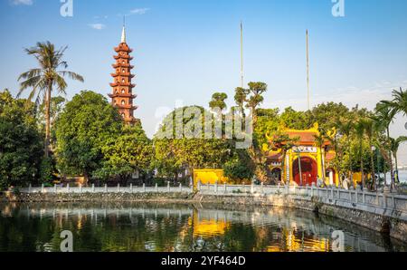 Lo stupa alto 15 metri conosciuto come Bao Thap, o Bao Tower, e l'ingresso alla Pagoda Tran Quoc sul Lago Occidentale, Hanoi, Vietnam. La pagoda risale al Th Foto Stock