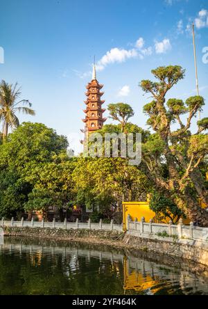 Lo stupa alto 15 metri conosciuto come Bao Thap, o Bao Tower, e l'ingresso alla Pagoda Tran Quoc sul Lago Occidentale, Hanoi, Vietnam. La pagoda risale al Th Foto Stock