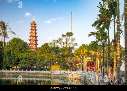 Lo stupa alto 15 metri conosciuto come Bao Thap, o Bao Tower, e l'ingresso alla Pagoda Tran Quoc sul Lago Occidentale, Hanoi, Vietnam. La pagoda risale al Th Foto Stock