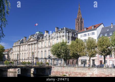 Strasburgo, Francia - Vista sul Palais des Rohan completato nel 1742 in stile barocco sulle rive del fiume Ill. Foto Stock