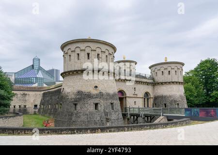 Città di Lussemburgo, Lussemburgo - Vista sul Museo d'Arte moderna del Granduca Jean costruito sul sito del vecchio forte Thüngen tra il 1999 e il 2006. Foto Stock