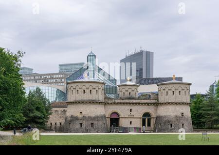 Città di Lussemburgo, Lussemburgo - Vista sul Museo d'Arte moderna del Granduca Jean costruito sul sito del vecchio forte Thüngen tra il 1999 e il 2006. Foto Stock