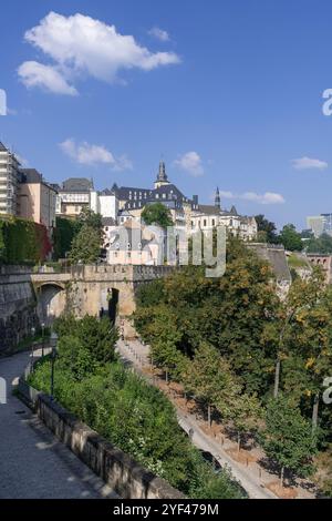 Città di Lussemburgo, Lussemburgo - Vista della valle dell'Alzette con la città vecchia di Lussemburgo vista dal Chemin de la Corniche. Foto Stock