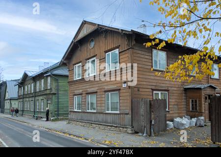 Tallinn, Estonia - 27 ottobre 2024: Vecchie case storiche in legno nel povero quartiere di Kalamaja, una vecchia zona di pescatori diventa sempre più alla moda per voi Foto Stock