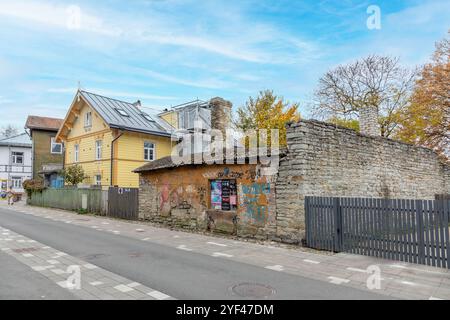 Tallinn, Estonia - 27 ottobre 2024: Vecchie case storiche in legno nel povero quartiere di Kalamaja, una vecchia zona di pescatori diventa sempre più alla moda per voi Foto Stock