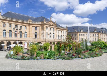 Metz, Francia - Vista di Place de la Comédie con giardino effimero in primo piano e Metz Métropole Opera-Théâtre sullo sfondo. Foto Stock