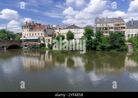 Metz, Francia - Vista sugli edifici lungo il fiume Mosella con riflessi sull'acqua, nella parte storica della città. Foto Stock