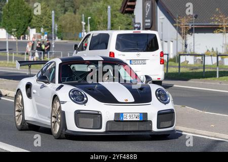Nürburg, Germania - Vista su una Porsche 991 GT2 RS bianca che guida su una strada. Foto Stock